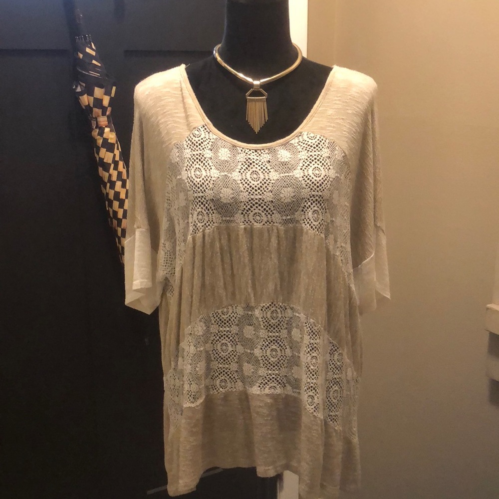 SALE 🎉 4 For $10 🎉 Charming Charlie Beige/White Lace Scooped Neck Top